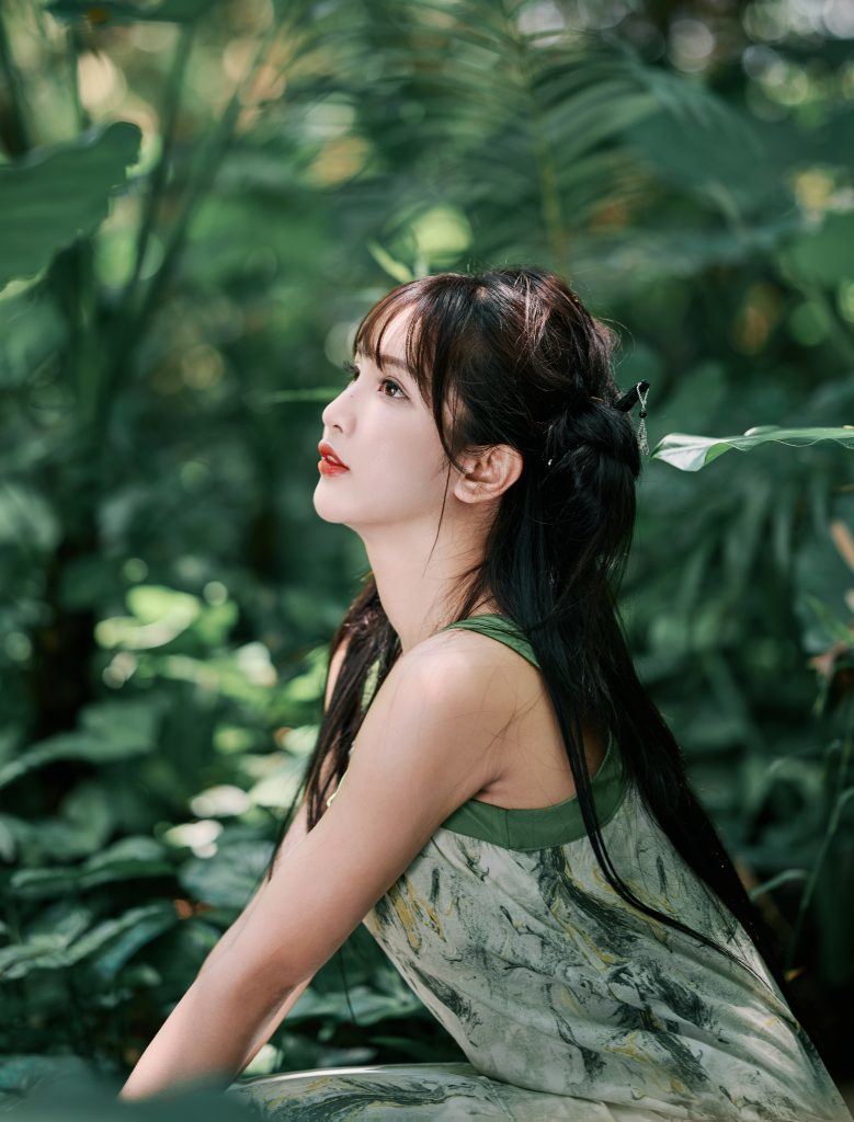 图片[4]-🌲📸 森林里的旗袍韵味 🌺✨-摄之社