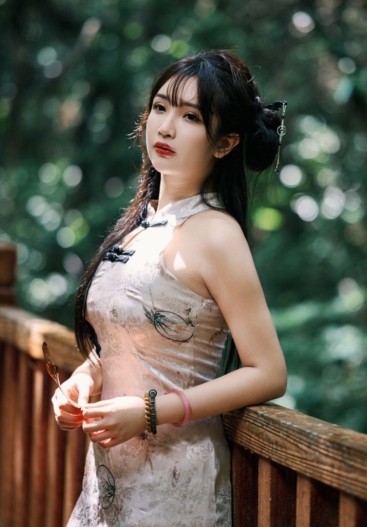 图片[5]-🌲📸 森林里的旗袍韵味 🌺✨-摄之社