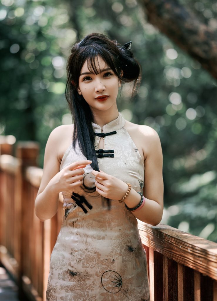 图片[6]-🌲📸 森林里的旗袍韵味 🌺✨-摄之社