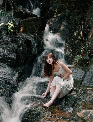 🌲🌿森林小河戏水💦，小桥边漫步在森林📸-摄之社