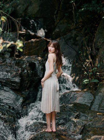 🌲🌿森林小河戏水💦，小桥边漫步在森林📸-摄之社