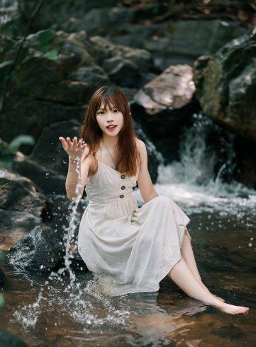 🌲🌿森林小河戏水💦，小桥边漫步在森林📸-摄之社