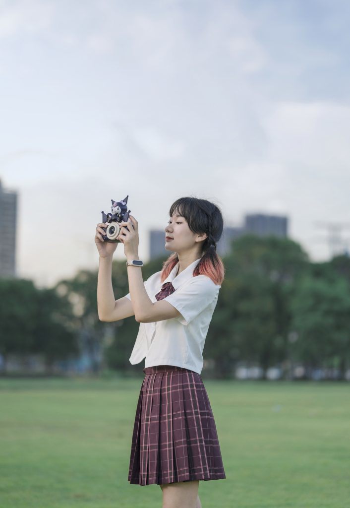 图片[7]-🌈阳光洒落在公园上，穿着JK微风吹起，倾听大自然的呼吸，仿佛感受到草坪传来的美妙音符！🎵✨-摄之社