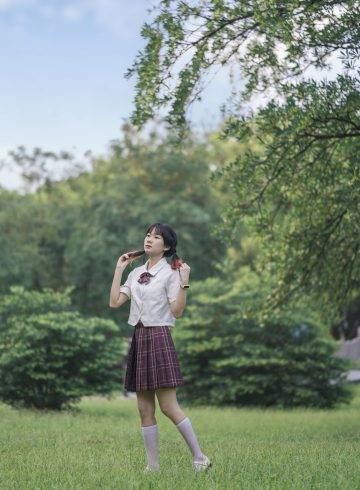 🌈阳光洒落在公园上，穿着JK微风吹起，倾听大自然的呼吸，仿佛感受到草坪传来的美妙音符！🎵✨-摄之社