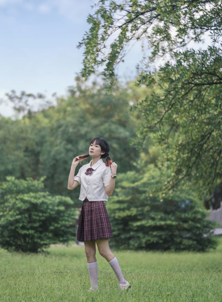 图片[3]-🌈阳光洒落在公园上，穿着JK微风吹起，倾听大自然的呼吸，仿佛感受到草坪传来的美妙音符！🎵✨-摄之社