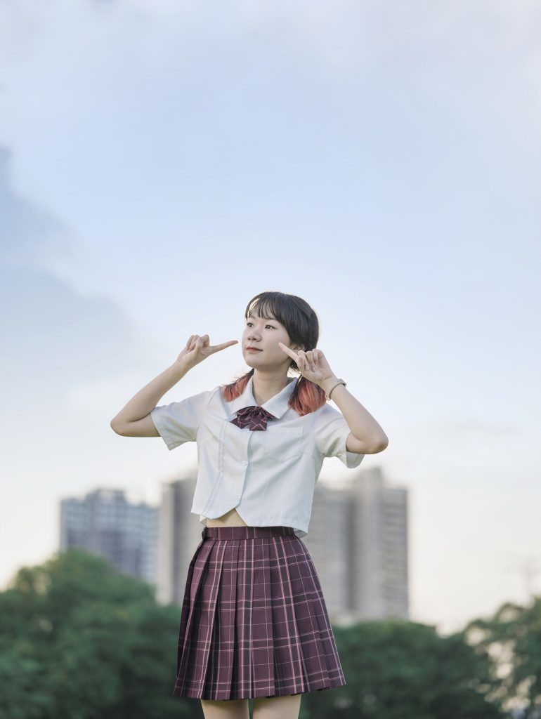 图片[2]-🌈阳光洒落在公园上，穿着JK微风吹起，倾听大自然的呼吸，仿佛感受到草坪传来的美妙音符！🎵✨-摄之社