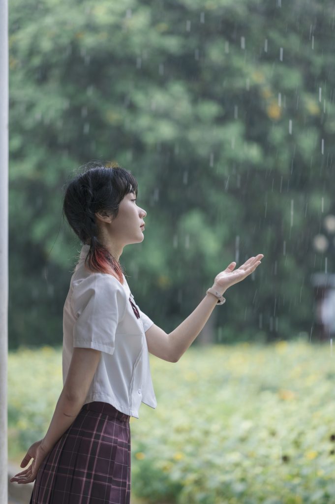 图片[8]-🌈阳光洒落在公园上，穿着JK微风吹起，倾听大自然的呼吸，仿佛感受到草坪传来的美妙音符！🎵✨-摄之社