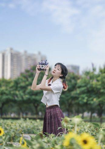 🌈阳光洒落在公园上，穿着JK微风吹起，倾听大自然的呼吸，仿佛感受到草坪传来的美妙音符！🎵✨-摄之社