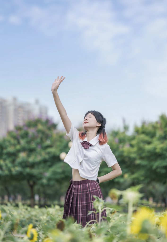 图片[5]-🌈阳光洒落在公园上，穿着JK微风吹起，倾听大自然的呼吸，仿佛感受到草坪传来的美妙音符！🎵✨-摄之社