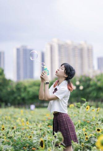 🌈阳光洒落在公园上，穿着JK微风吹起，倾听大自然的呼吸，仿佛感受到草坪传来的美妙音符！🎵✨-摄之社