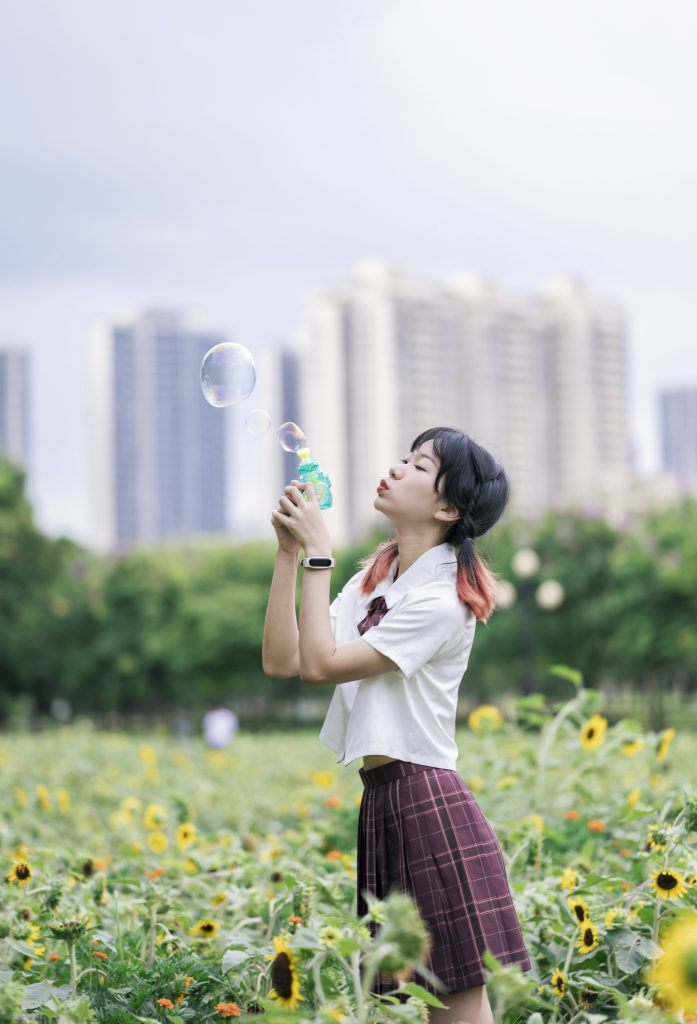 图片[1]-🌈阳光洒落在公园上，穿着JK微风吹起，倾听大自然的呼吸，仿佛感受到草坪传来的美妙音符！🎵✨-摄之社