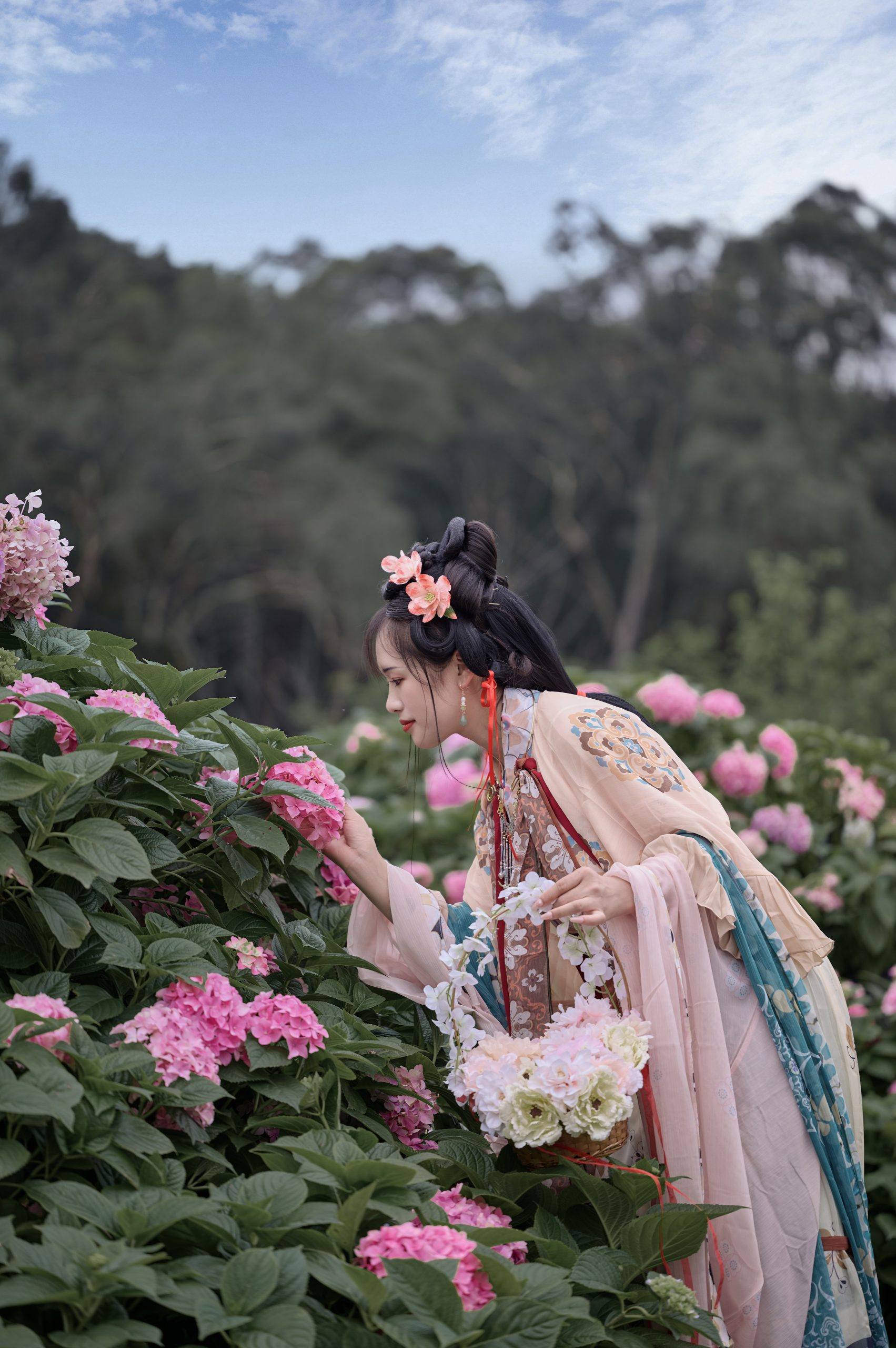 🌸 百花园里汉服风 🌸👘在百花园世界里，时光倒流回到了古代的汉服盛世。-摄之社