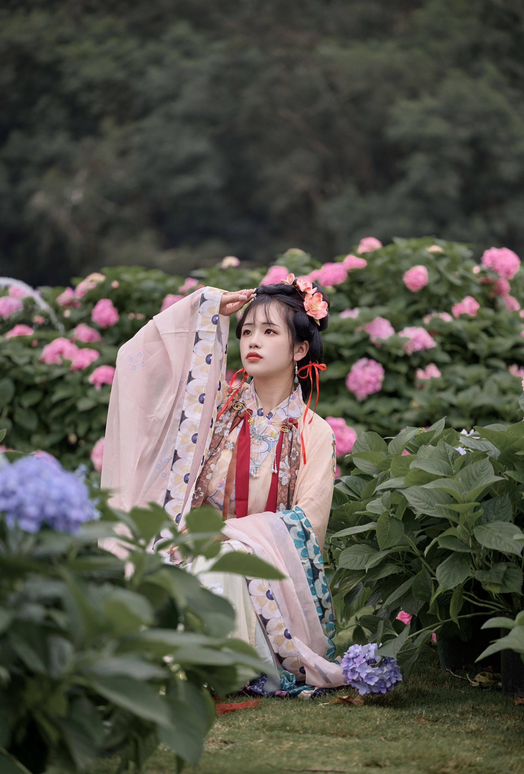 🌸 百花园里汉服风 🌸👘在百花园世界里，时光倒流回到了古代的汉服盛世。-摄之社