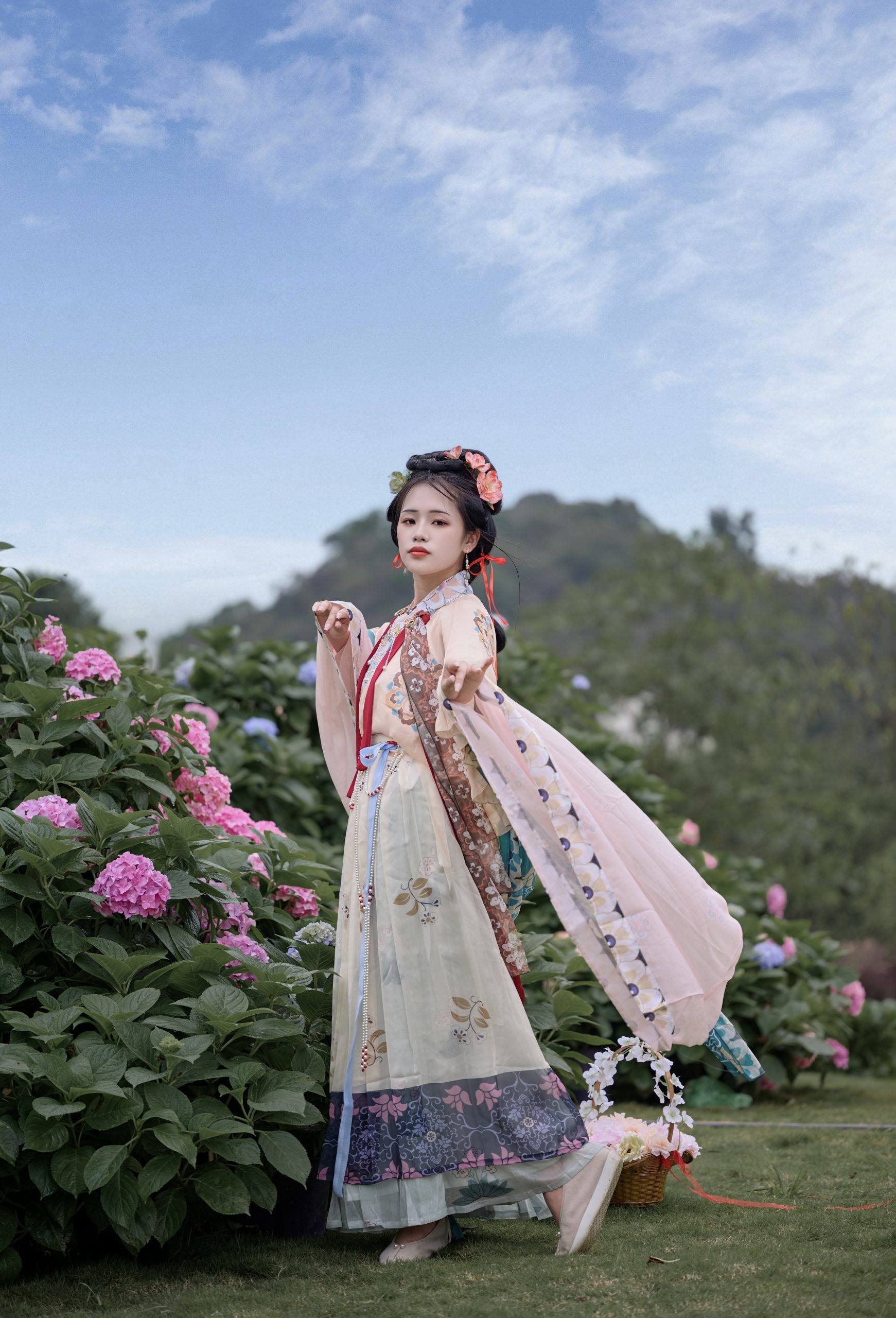 🌸 百花园里汉服风 🌸👘在百花园世界里，时光倒流回到了古代的汉服盛世。-摄之社