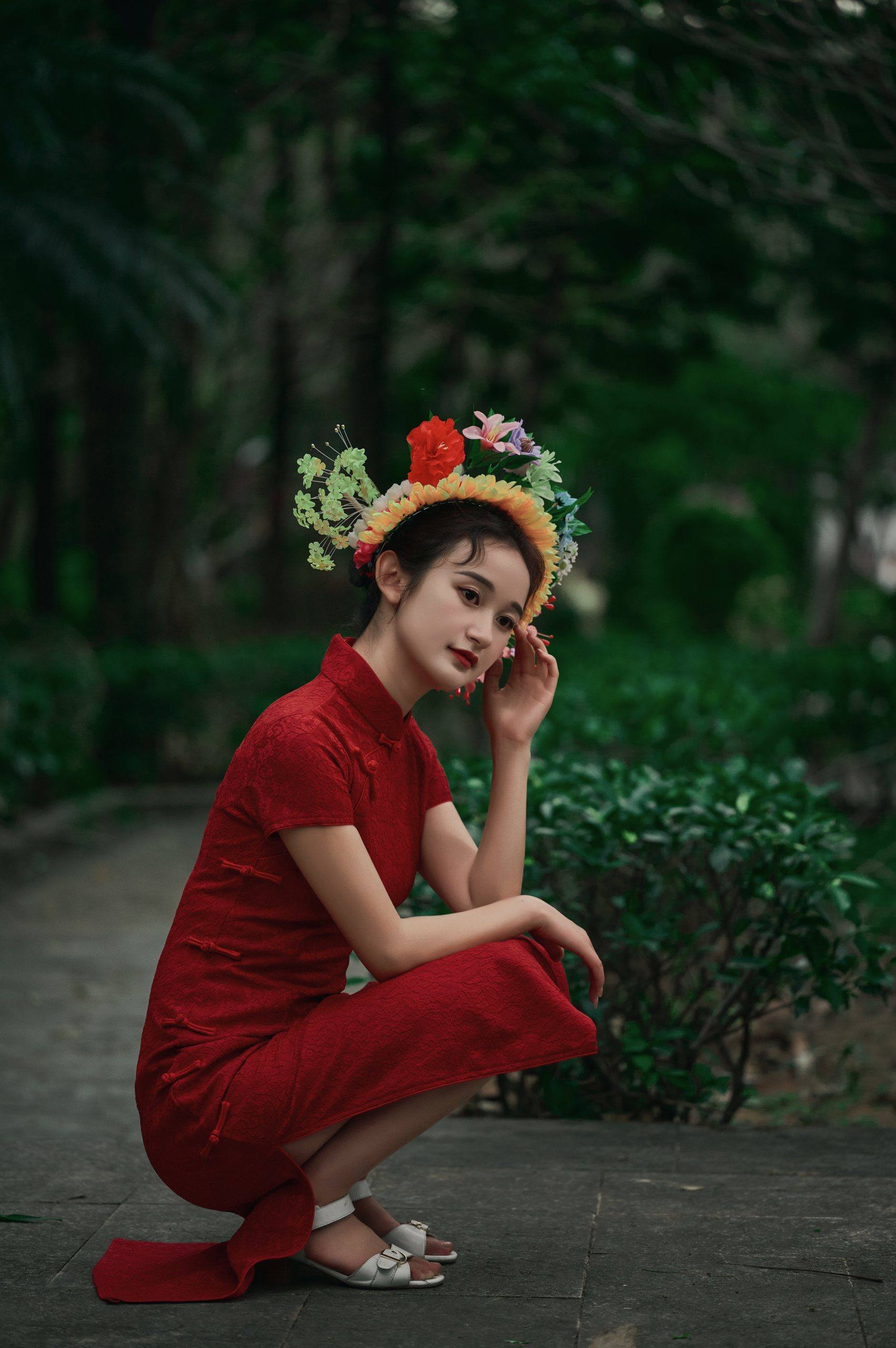 图片[6]-🌹👘 穿上华丽的红旗袍，展现出迷人的风采。🏯带领你走进一个充满韵味和魅力的世界。🌺💕-摄之社