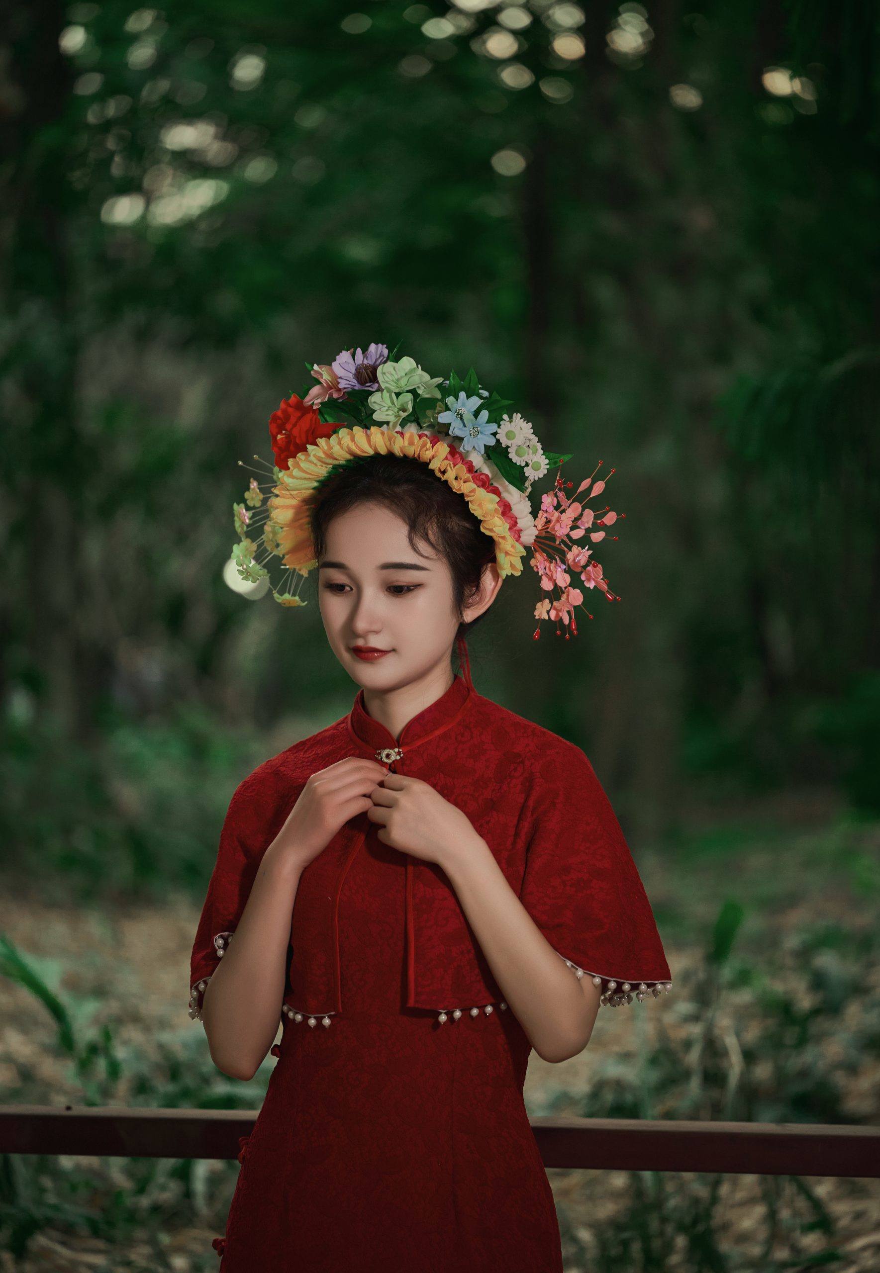 🌹👘 穿上华丽的红旗袍，展现出迷人的风采。🏯带领你走进一个充满韵味和魅力的世界。🌺💕-摄之社