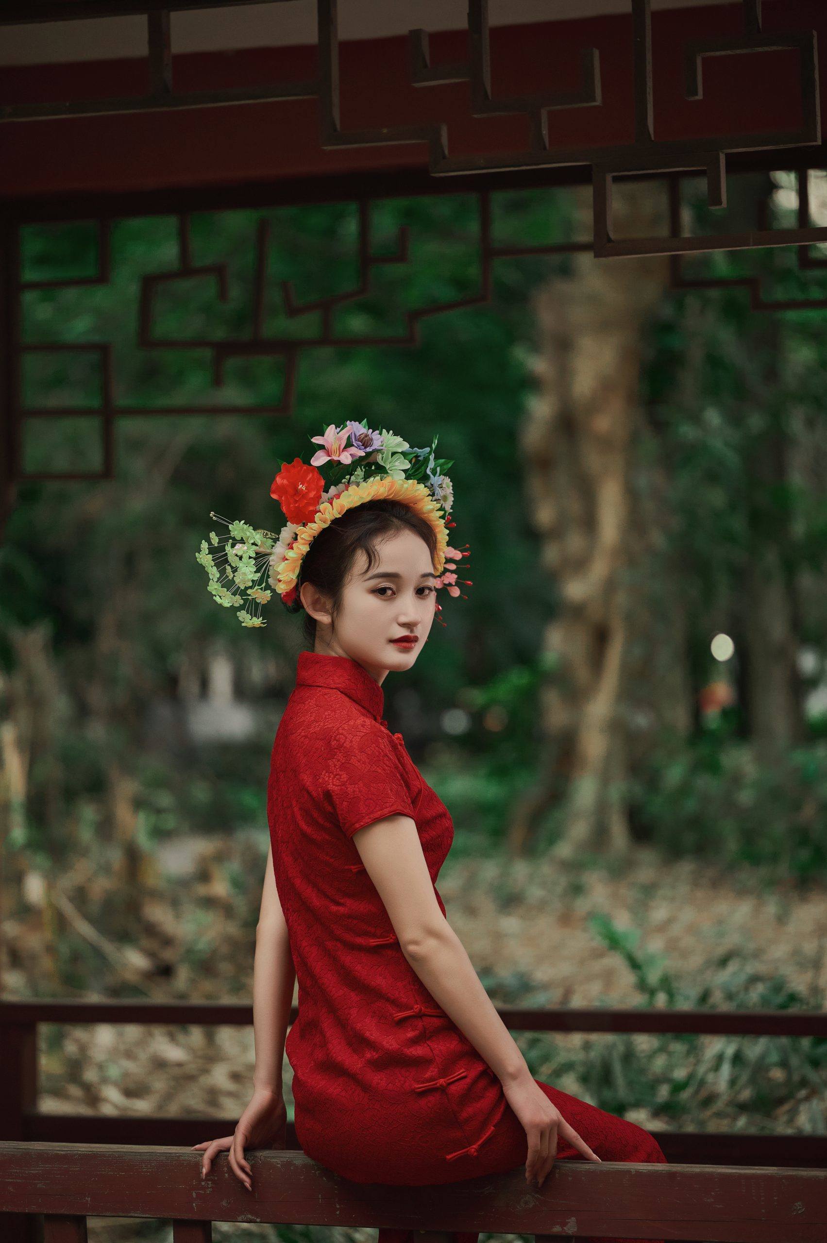 图片[5]-🌹👘 穿上华丽的红旗袍，展现出迷人的风采。🏯带领你走进一个充满韵味和魅力的世界。🌺💕-摄之社