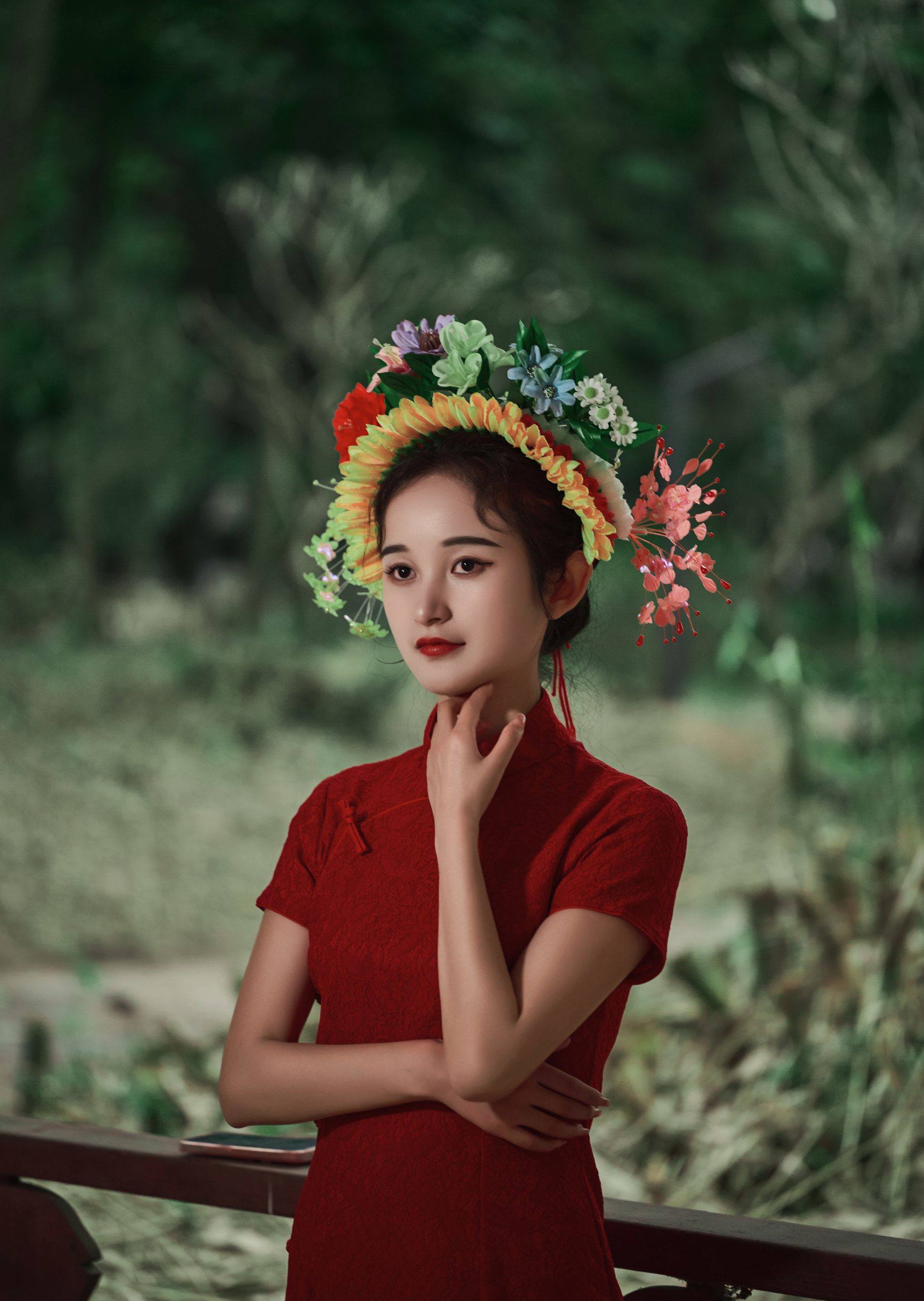 图片[4]-🌹👘 穿上华丽的红旗袍，展现出迷人的风采。🏯带领你走进一个充满韵味和魅力的世界。🌺💕-摄之社