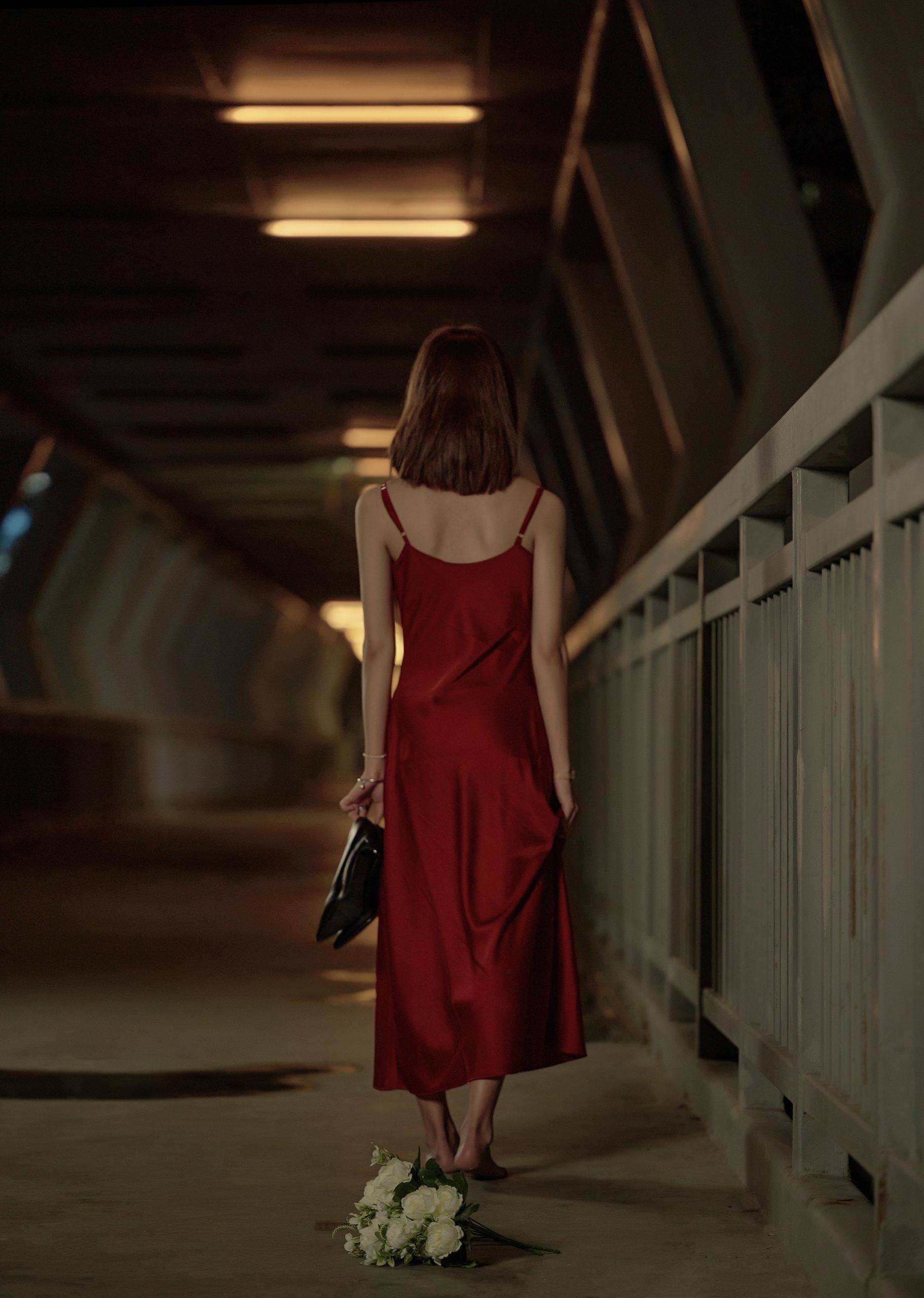 图片[6]-当夜幕降临，绚丽多彩的红色吊带裙穿梭在这座城市的心脏🌃。-摄之社