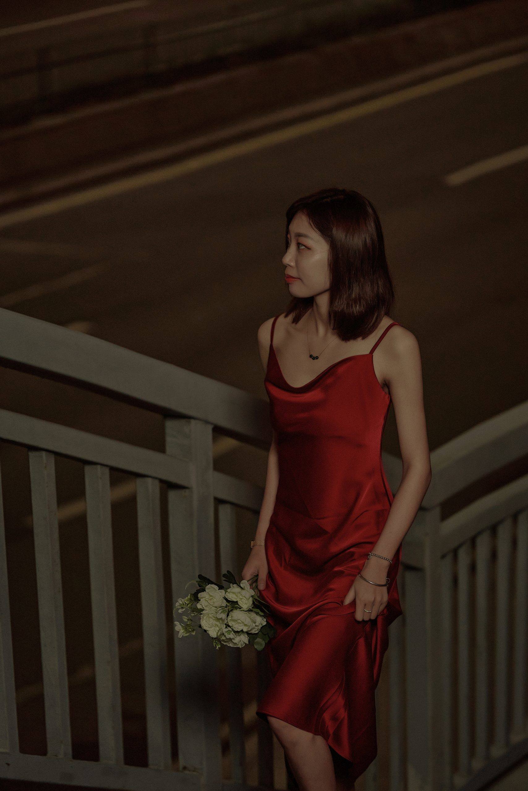 图片[2]-当夜幕降临，绚丽多彩的红色吊带裙穿梭在这座城市的心脏🌃。-摄之社