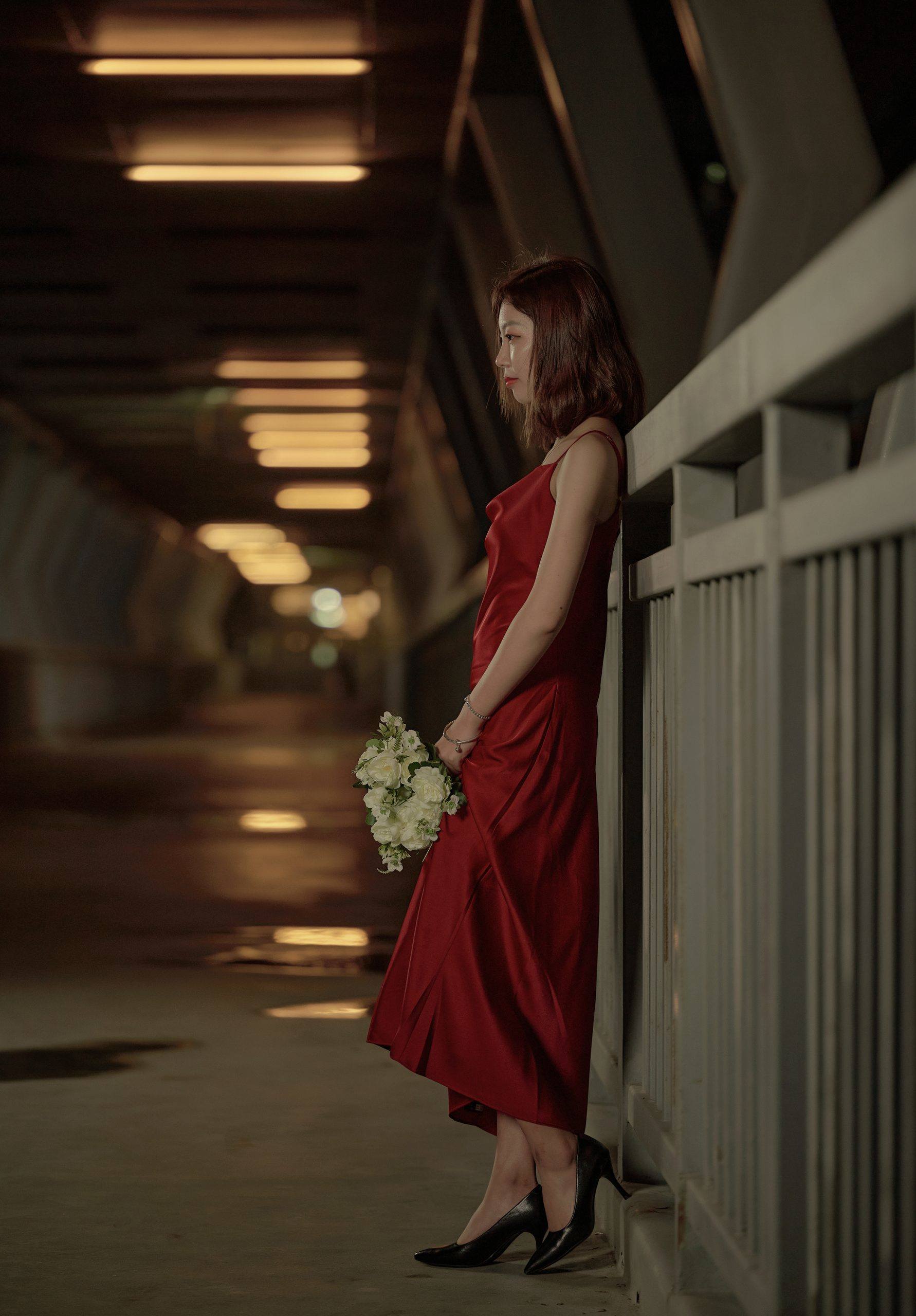 图片[5]-当夜幕降临，绚丽多彩的红色吊带裙穿梭在这座城市的心脏🌃。-摄之社