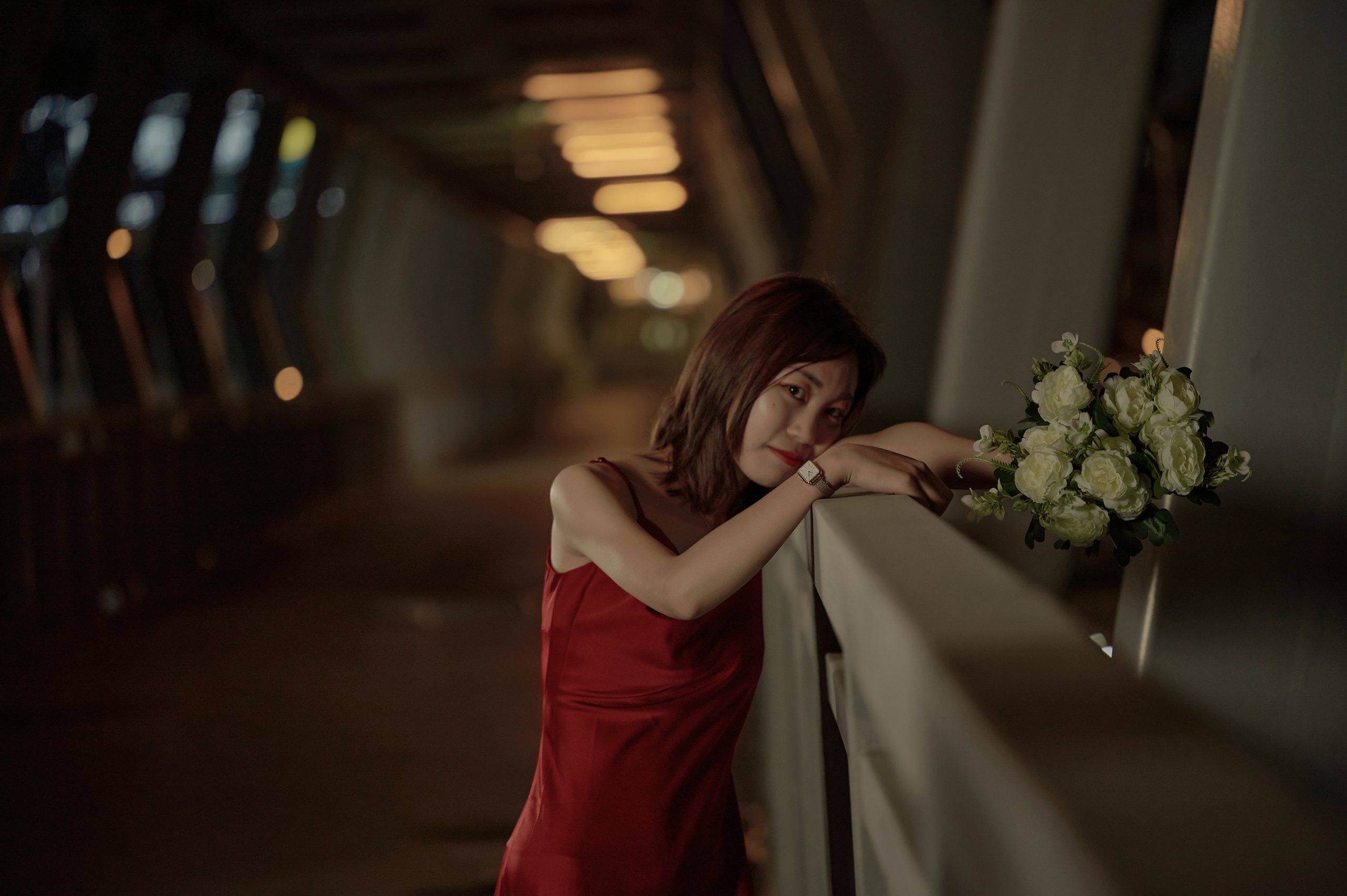 图片[4]-当夜幕降临，绚丽多彩的红色吊带裙穿梭在这座城市的心脏🌃。-摄之社