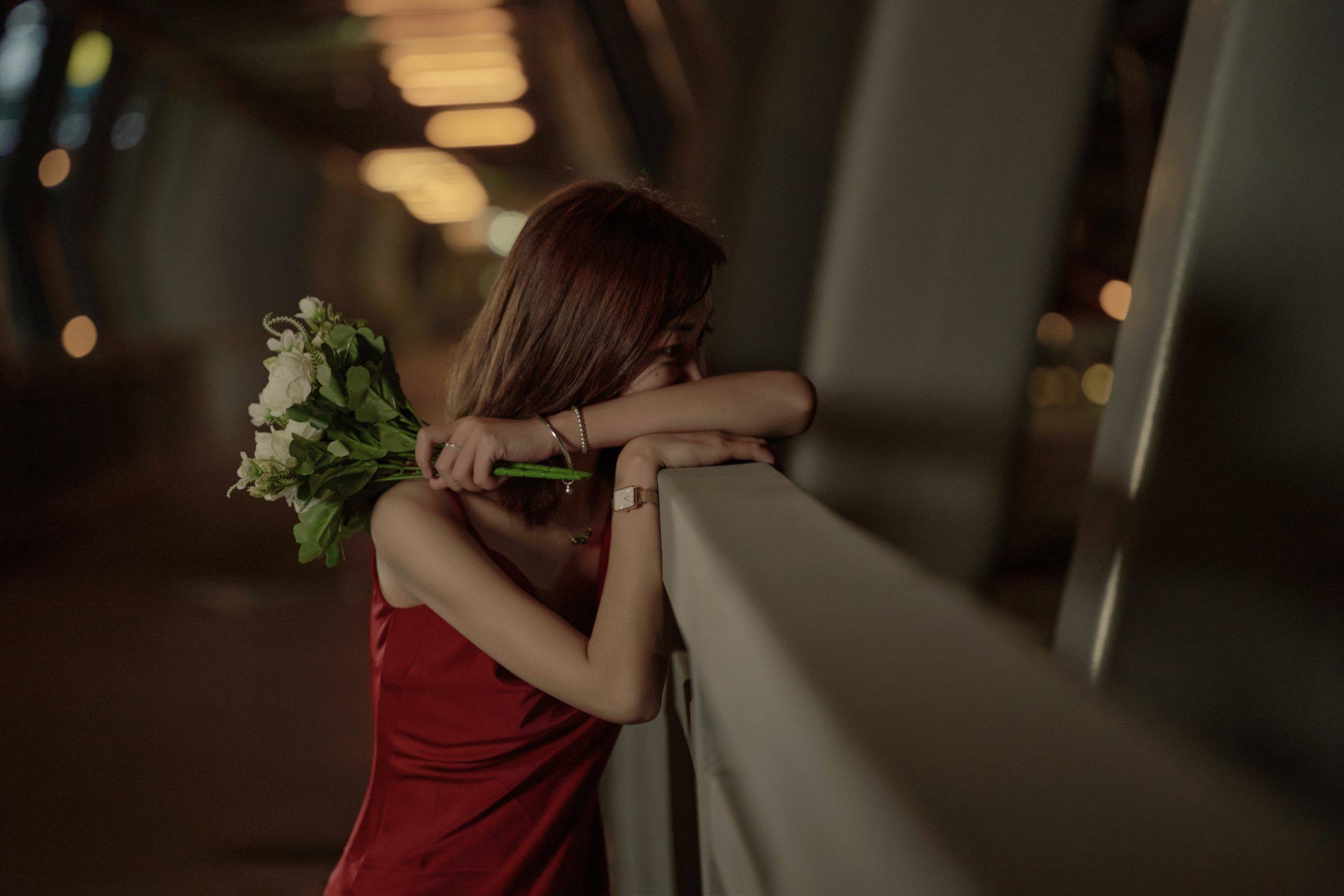 图片[3]-当夜幕降临，绚丽多彩的红色吊带裙穿梭在这座城市的心脏🌃。-摄之社